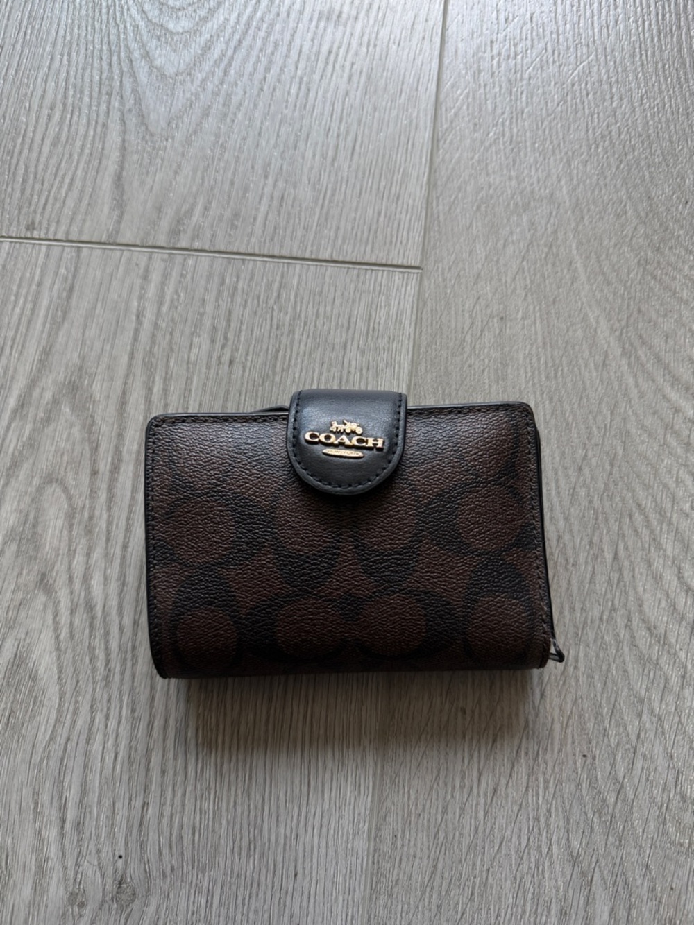 Medium Corner Zip Wallet In Signature Canvas